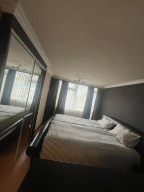2 Bedroom Apartment close to City EC2V with st Parking